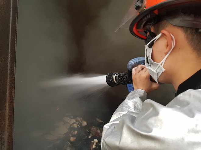 Đã khống chế thành công đám cháy kho xưởng gần bến xe Nước Ngầm ảnh 2