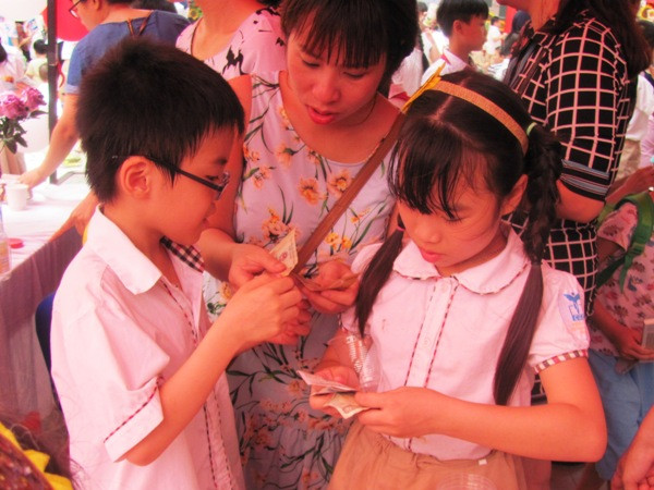 Học sinh tiểu học bán "hàng handmade" làm từ thiện: Học cách cho đi ảnh 4