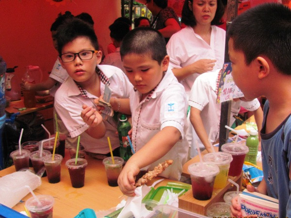 Học sinh tiểu học bán "hàng handmade" làm từ thiện: Học cách cho đi ảnh 3