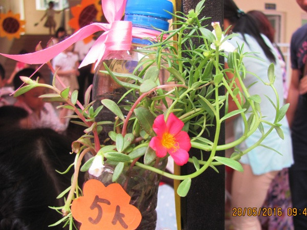 Học sinh tiểu học bán "hàng handmade" làm từ thiện: Học cách cho đi ảnh 2