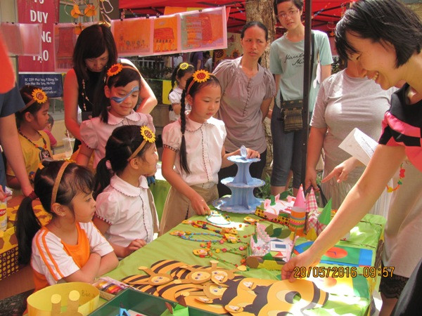 Học sinh tiểu học bán "hàng handmade" làm từ thiện: Học cách cho đi ảnh 1