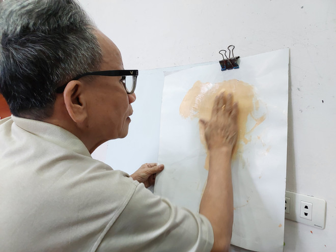 Họa sỹ thương binh Lê Duy Ứng: Họa Bác Hồ bằng ánh sáng trong tim ảnh 1