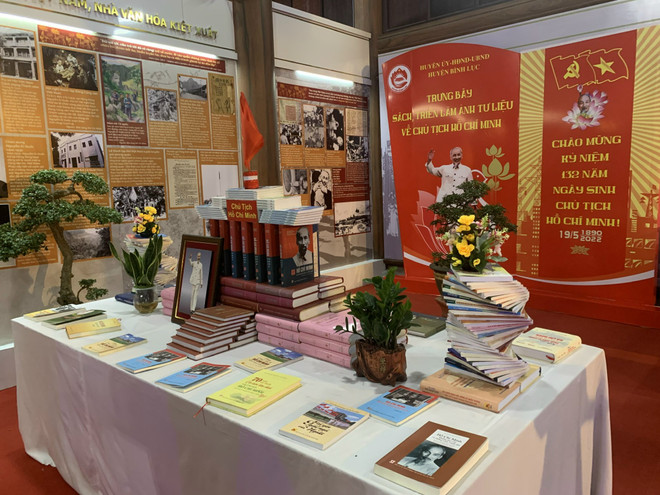 Trưng bày sách, tư liệu về Bác Hồ tại Khu lưu niệm Cát Tường ảnh 1