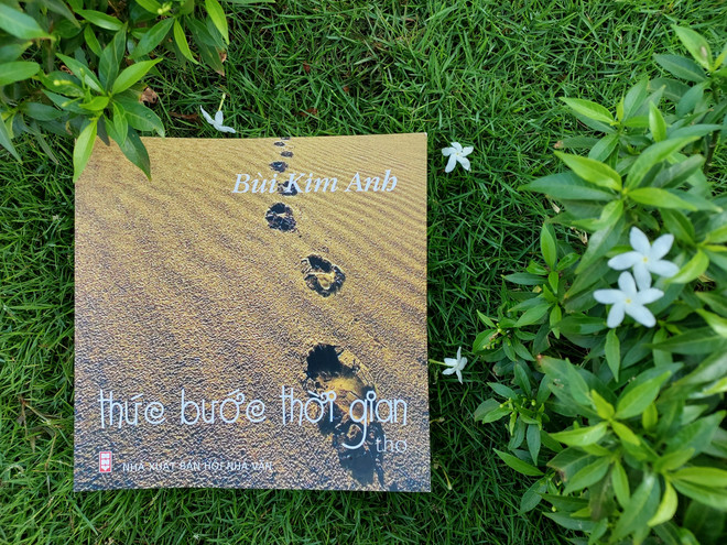 'Thức bước thời gian': Lòng trắc ẩn trong thơ của nữ sỹ Bùi Kim Anh ảnh 1