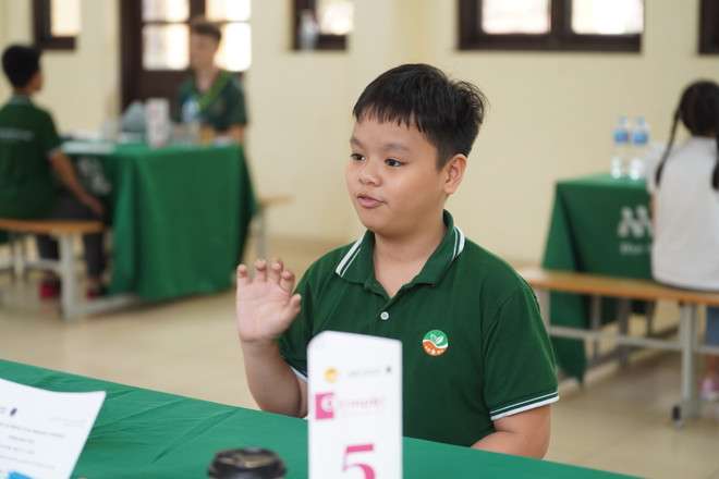 Các em tự tin thể hiện khả năng tiếng Anh. (Ảnh: PV/Vietnam+) thi tieng anh .JPG