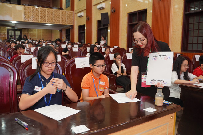 Vòng chung khảo có sự tham gia của 202 thí sinh. (Ảnh: PV/Vietnam+) vào phong thi tieng Anh1.JPG