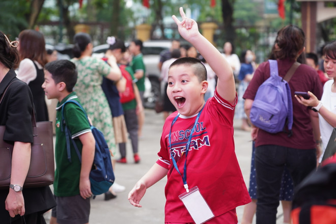 Niềm vui của thí sinh khi hoàn thành tốt bài thi. (Ảnh: PV/Vietnam+) niem vui lam bai thi tot.JPG