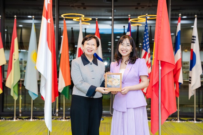 Giáo sư Lily Kong và Tiến sỹ Lê Mai Lan, Chủ tịch Hội đồng Trường Đại học VinUni. (Ảnh: PV/Vietnam+) HNE-8220.jpg