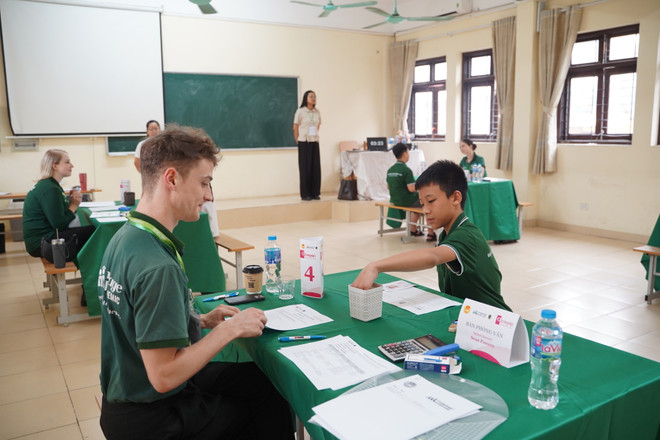 Ở phần thi nói, thí sinh thi vấn đáp trực tiếp với giáo viên bản ngữ. (Ảnh: PV/Vietnam+) thi noi tieng anh2.JPG