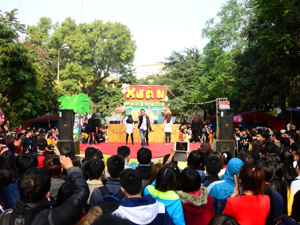 Sinh viên Hà Nội sôi động với lễ hội Xuân, xua muộn phiền năm cũ ảnh 1