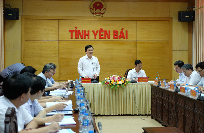 Thứ trưởng Bộ Giáo dục và Đào tạo Nguyễn Hữu Độ kiểm tra công tác chuẩn bị thi tại Yên Bái. (Ảnh: PV/Vietnam+) Bộ trưởng Giáo dục yêu cầu tuyệt đối không để xảy ra gian lận thi cử ảnh 2