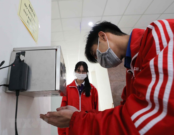 Học sinh phải thường xuyên rửa tay khử khuẩn khi tới trường. (Ảnh: TTXVN) Khử khuẩn trường học, sẵn sàng đón học sinh trở lại lớp ảnh 2