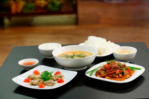 Bữa cơm gia đình của Pha Lê chinh phục ba đầu bếp nổi tiếng ảnh 2