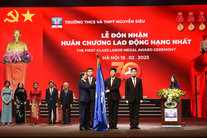 Trường Nguyễn Siêu nhận Huân chương lao động hạng nhất ảnh 1
