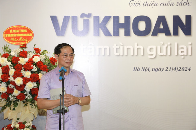 Bộ trưởng Bộ Ngoại giao Bùi Thanh Sơn chia sẻ về giá trị của cuốn sách. (Ảnh: PV/Vietnam+) IMG_7562.JPG