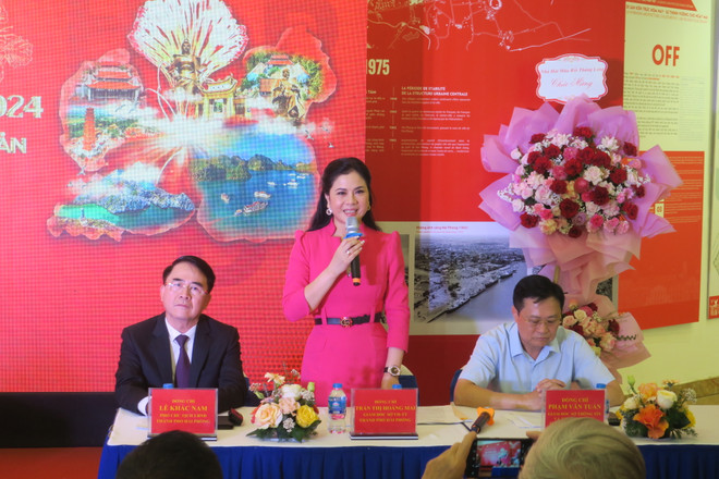 Bà Trần Thị Hoàng Mai, Giám đốc Sở Văn hóa và Thể thao Hải Phòng thông tin về chương trình nghệ thuật. (Ảnh: Haiphong.gov.vn) img_9789.jpg