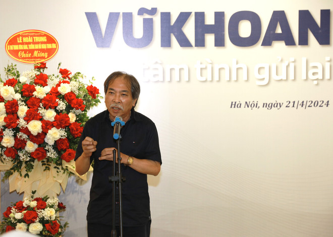 Chủ tịch Hội Nhà văn Việt Nam Nguyễn Quang Thiều giới thiệu về cuốn sách. (Ảnh: PV/Vietnam+) IMG_7583.JPG