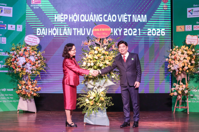 Thứ trưởng Bộ Văn hóa, Thể thao và Du lịch Trịnh Thị Thủy và Chủ tịch Hiệp hội Quảng cáo Việt Nam Nguyễn Trường Sơn. (Ảnh: PV/Vietnam+) Áp dụng công nghệ để thực hiện nội dung quảng cáo lành mạnh ảnh 2