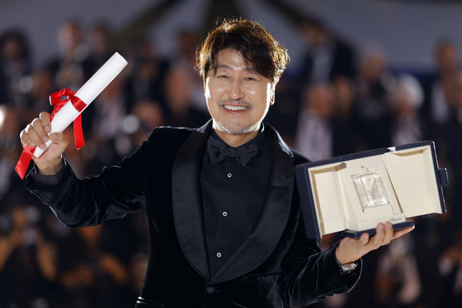 ''Quốc bảo'' Song Kang Ho giành giải tại Cannes 2022 nhờ phần thể hiện trong ''Người môi giới.'' (Ảnh: Reuters) Hai phim Hàn Quốc thắng giải Cannes "đổ bộ" rạp Việt trong mùa Hè ảnh 1