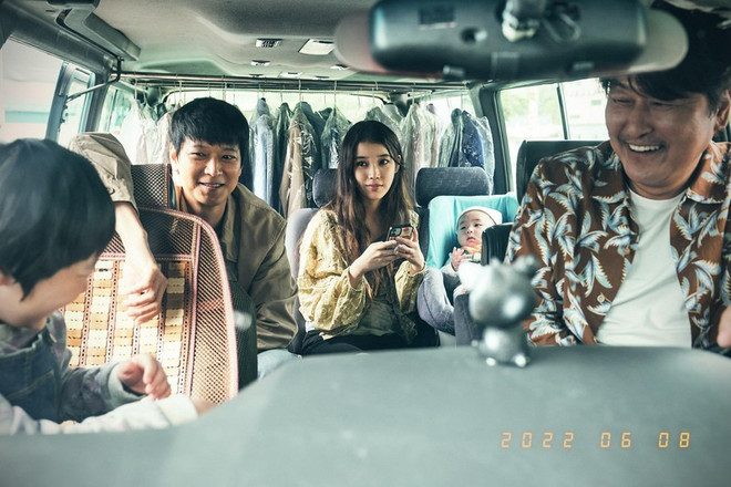 ''Người môi giới'' khai thác góc nhìn nhân văn dựa trên chuyện có thật về những đứa trẻ bị bỏ rơi. (Ảnh: CJ) Hai phim Hàn Quốc thắng giải Cannes "đổ bộ" rạp Việt trong mùa Hè ảnh 2