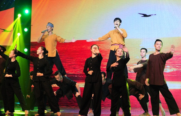 Hóa bà lão, lần đầu tiên Jennifer Phạm không còn là “thảm họa” ảnh 3