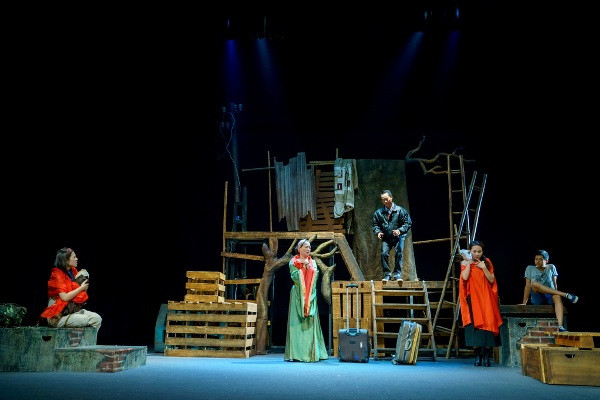 Đạo diễn “Vòng phấn Kavkaz”: “Nghệ sỹ Việt hơi ‘điên’ một chút!” ảnh 1