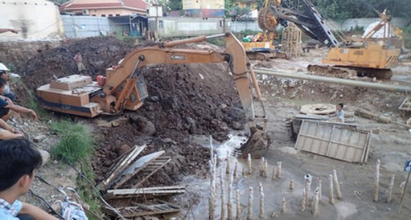 Máy xúc thi công cách kiến trúc trung tâm của khu di tích 1,5 mét, gây nguy hại trực tiếp đến tính nguyên trạng, tại chỗ của di tích. (Ảnh: Viện Khảo cổ học) Di tích văn hóa tâm linh thuộc loại sớm nhất ở Việt Nam “kêu cứu” ảnh 1