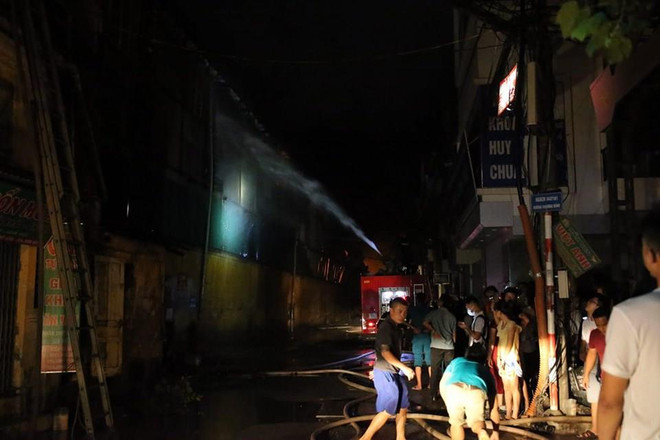 Hà Nội: Tạm thời khống chế đám cháy lớn tại kho của Công ty Rạng Đông ảnh 3