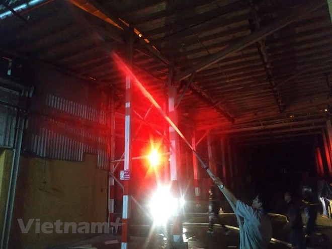 Hà Nội: Tạm thời khống chế đám cháy lớn tại kho của Công ty Rạng Đông ảnh 2