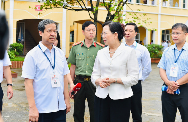 Bí thư Tỉnh uỷ Hà Nam Lê Thị Thuỷ trao đổi với Bộ trưởng Nguyễn Kim Sơn về công tác chuẩn bị cho kỳ thi của địa phương. (Ảnh: PV/Vietnam+) Bí thư Tỉnh uỷ Hà Nam Lê Thị Thuỷ trao đổi với Bộ trưởng Nguyễn Kim Sơn về công tác chuẩn bị cho Kỳ thi tốt nghiệp THPT năm 2024 của địa phương.jpg