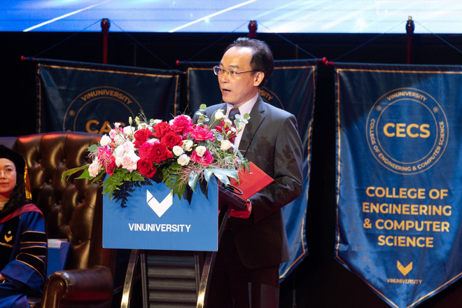 Thứ trưởng Hoàng Minh Sơn khẳng định VinUni đã đào tạo những sinh viên xuất sắc, có khả năng cạnh tranh toàn cầu. (Ảnh: PV/Vietnam+) 5ea38cd1-2ffa-479a-9401-1de02c54520d.jpeg