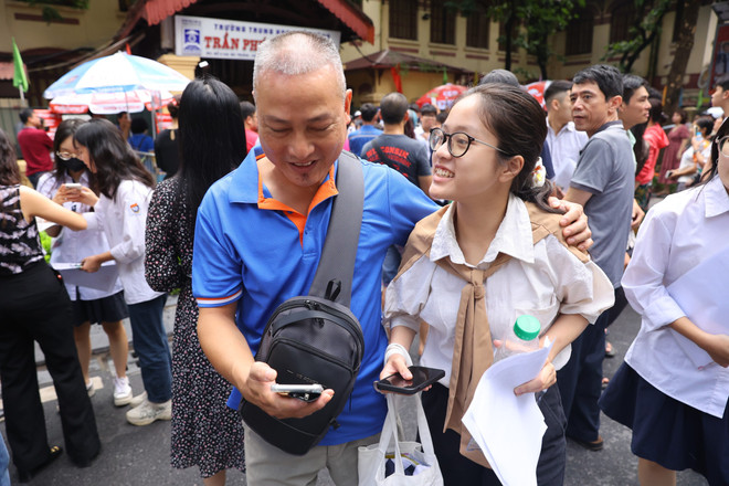 Điểm chuẩn tăng là điều đã được dự báo trước khi đề thi Tốt nghiệp Trung học phổ thông năm nay khá "dễ thở" với thí sinh. (Ảnh: TTXVN) vnp.thi tot nghiep van 10.jpg