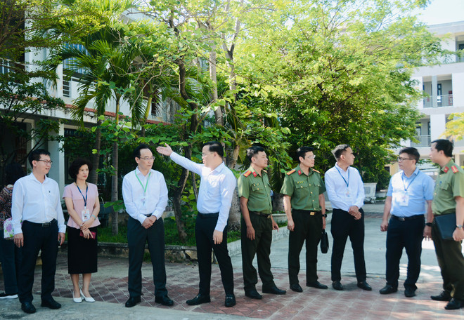 Đoàn công tác của Bộ Giáo dục và Đào tạo kiểm tra công tác chuẩn bị thi tại Đà Nẵng. (Ảnh: PV/Vietnam+) Thứ trưởng Hoàng Minh Sơn kiểm tra công tác chuẩn bị tại Điểm thi Trường THPT Hoàng Hoa Thám.jpg