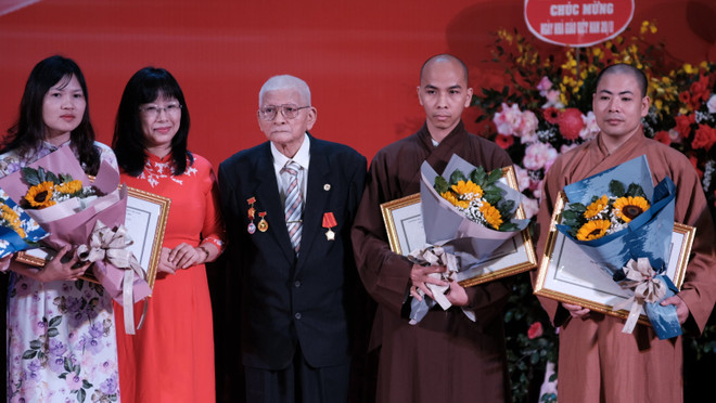 Giáo sư Nguyễn Ngọc San trao giải thưởng cho các cá nhân. (Ảnh: BTC) Trao giải Nguyễn Ngọc San - giải thưởng chuyên ngành Hán Nôm ảnh 1