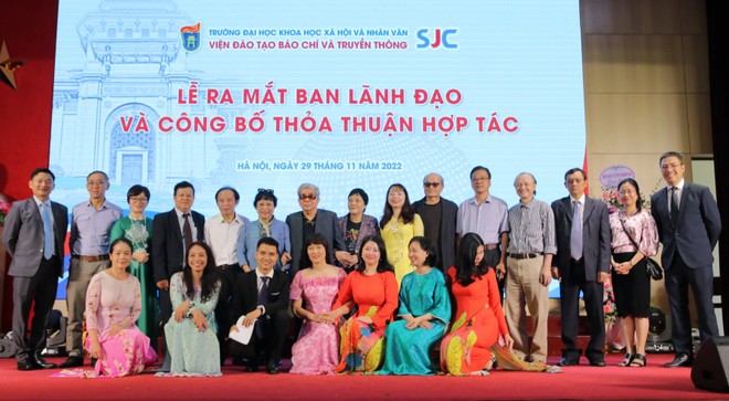 Buổi lễ có tham dự của nhiều cán bộ lãnh đạo và các thầy cô đã, đang công tác tại Viện Đào tạo Báo chí và Truyền thông. (Ảnh: BTC) Báo VietnamPlus và Viện Đào tạo Báo chí Truyền thông đẩy mạnh hợp tác ảnh 7
