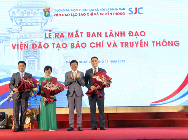 Thầy Hiệu trưởng Hoàng Anh Tuấn tặng hoa Ban lãnh đạo Viện Đào tạo Báo chí và Truyền thông nhiệm kỳ mới: Viện trưởng TS. Phan Văn Kiền, các Phó Viện trưởng PGS.TS. Nguyễn Thị Thanh Huyền và PGS.TS. Bùi Chí Trung. (Ảnh: BTC) Báo VietnamPlus và Viện Đào tạo Báo chí Truyền thông đẩy mạnh hợp tác ảnh 5