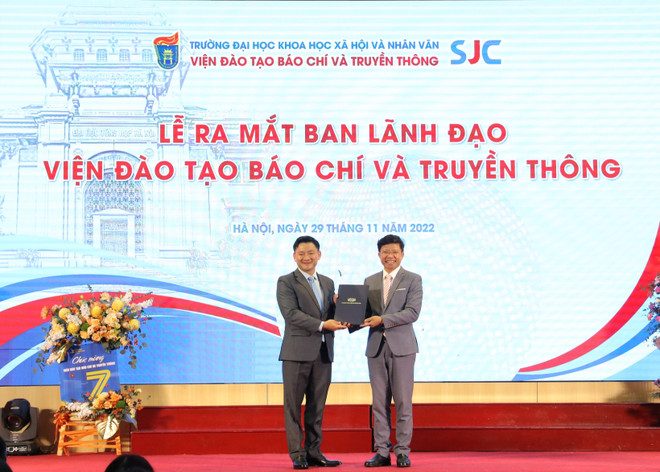 GS.TS. Hoàng Anh Tuấn - Hiệu trưởng Trường ĐHKHXH&NV đã trao quyết định bổ nhiệm Phó Viện trưởng Bùi Chí Trung. (Ảnh: BTC) Báo VietnamPlus và Viện Đào tạo Báo chí Truyền thông đẩy mạnh hợp tác ảnh 4