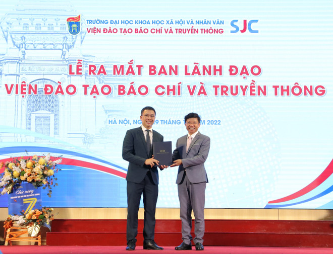 GS.TS. Hoàng Anh Tuấn - Hiệu trưởng Trường ĐHKHXH&NV đã trao quyết định bổ nhiệm Viện trưởng Phan Văn Kiền. (Ảnh: BTC) Báo VietnamPlus và Viện Đào tạo Báo chí Truyền thông đẩy mạnh hợp tác ảnh 3