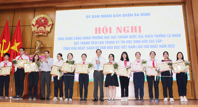 Hà Nội: Khen thưởng 180 học sinh xuất sắc năm học 2021-2022 ảnh 1