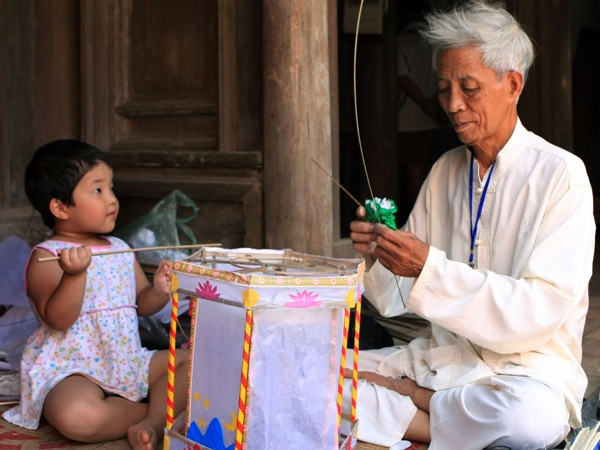 Nghệ nhân làm đèn kéo quân. (Ảnh minh họa: TTXVN) “Rước Trăng chơi phố”: Tái hiện Tết Trung thu truyền thống ảnh 1