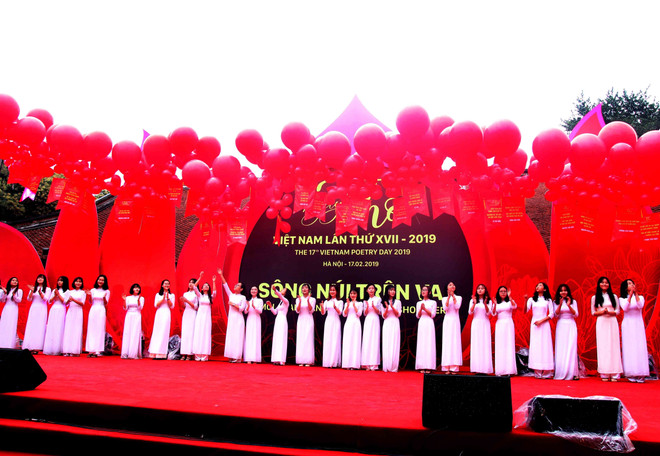 Lễ hội thả thơ tại buổi lễ khai mạc Ngày Thơ Việt Nam năm 2019. (Ảnh: Quang Quyết/TTXVN) Ngày Thơ Việt Nam lần thứ 20: Càng nhiều khó khăn càng lan tỏa mạnh mẽ ảnh 3