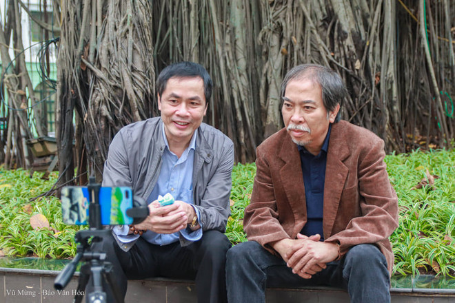 Nhà thơ Nguyễn Quang Thiều, Chủ tịch Hội Nhà văn Việt Nam (phải) và nhà thơ Hữu Việt. (Ảnh: PV/Vietnam+) Ngày Thơ Việt Nam lần thứ 20: Càng nhiều khó khăn càng lan tỏa mạnh mẽ ảnh 2