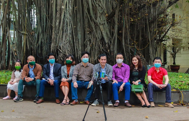 Nhà thơ Hữu Việt và các nhà thơ trẻ thực hiện livestream một buổi đọc thơ. (Ảnh: PV/Vietnam+) Ngày Thơ Việt Nam lần thứ 20: Càng nhiều khó khăn càng lan tỏa mạnh mẽ ảnh 1