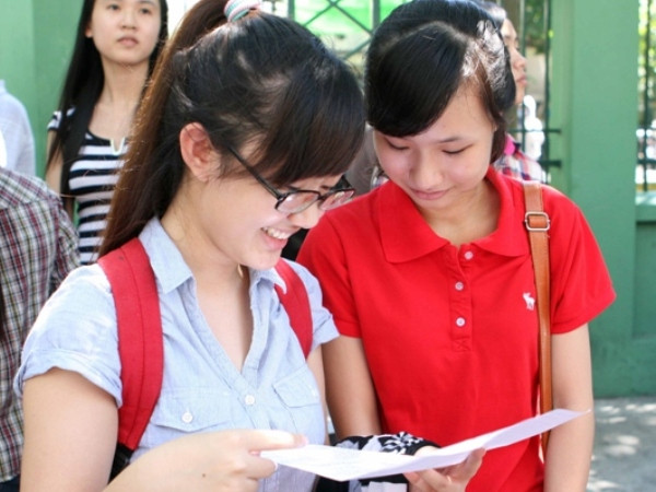 Thí sinh trao đổi bài sau buổi thi đại học. (Ảnh: TTXVN) "Chúng tôi không mạo hiểm, Đại học Quốc gia Hà Nội cứ tiên phong" ảnh 1