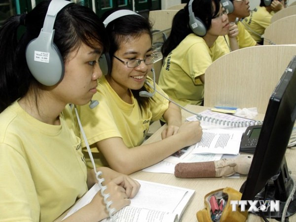 Giờ học tiếng Anh tại phòng học tiếng của Trường THPT Chu Văn An, Hà Nội. (Ảnh: Bích Ngọc/TTXVN) Công bố điều kiện xét miễn thi tốt nghiệp THPT môn ngoại ngữ ảnh 1