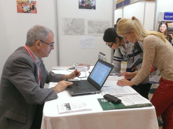 Học sinh Hà Nội hào hứng với triển lãm giáo dục quốc tế GEF ảnh 1