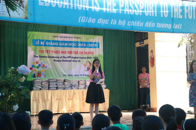 Nữ sinh năng động đem tiếng Anh về bản, đưa 'Tết Mông xuống phố' ảnh 2