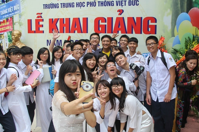 [Photo] Thầy hiệu trưởng nhảy hiphop và beatbox trong lễ khai giảng ảnh 7