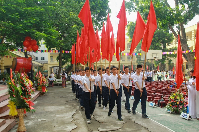 [Photo] Thầy hiệu trưởng nhảy hiphop và beatbox trong lễ khai giảng ảnh 1