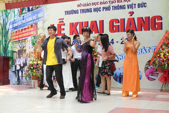 [Photo] Thầy hiệu trưởng nhảy hiphop và beatbox trong lễ khai giảng ảnh 4